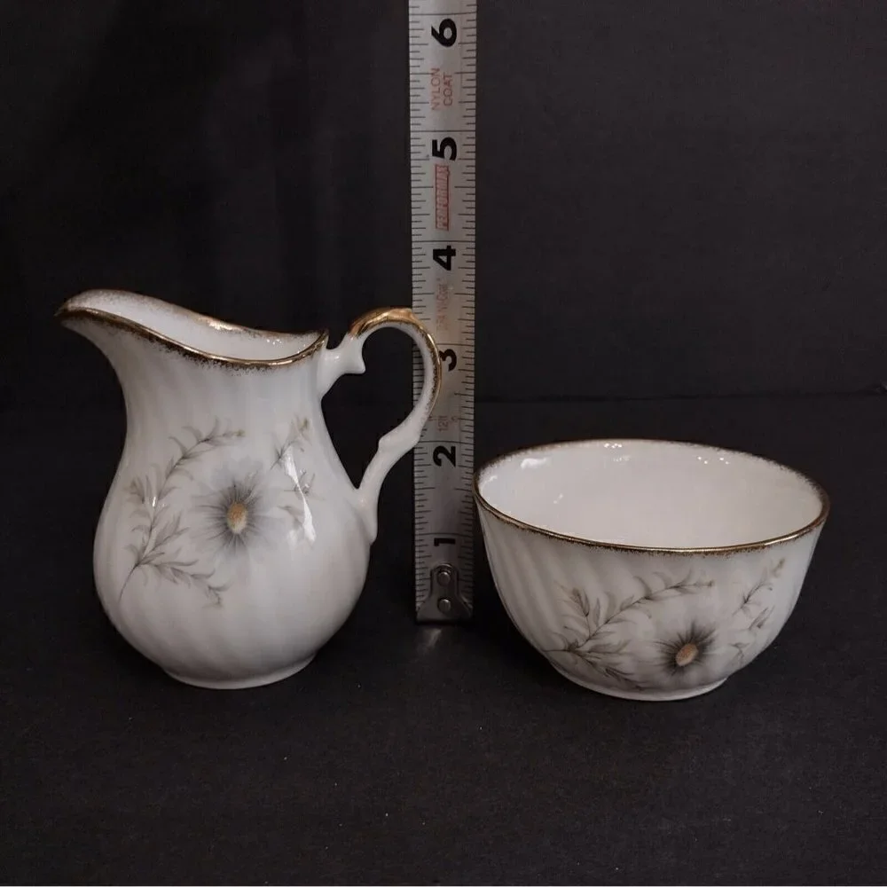 Elizabethan England Fine Bone China Cream & Sugar Set Bowl Pitcher White Daisies